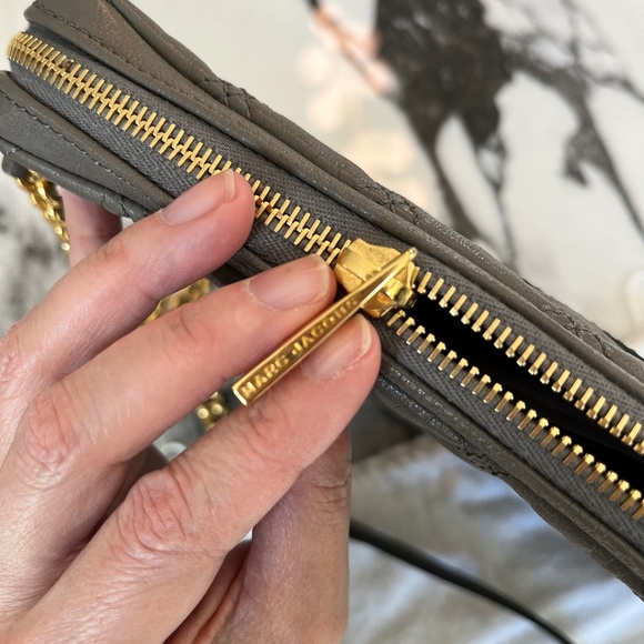 Marc Jacobs Quilted Cross Body Leather Purse iPad Holder - Grey with Gold Chain - Picture 8 of 13